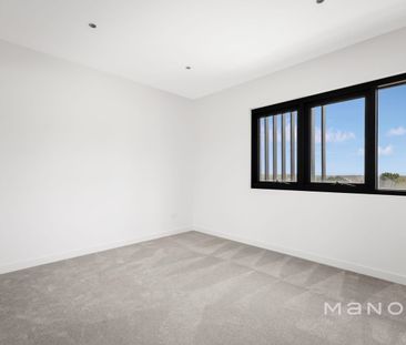 Brand New Luxury 3-Bedroom Townhouse in Prime Box Hill Location - Photo 5