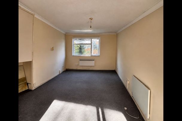1 Bed Flat, Downs Road, LU1 - Photo 1