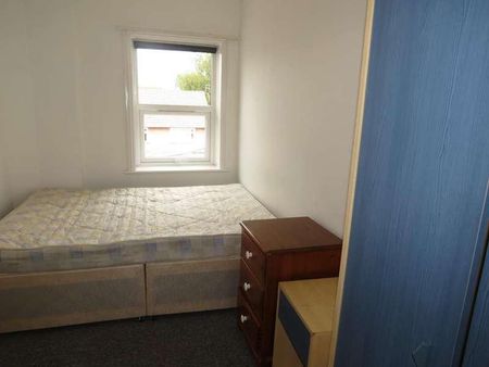 Bedroom Detached House In Winton, BH9 - Photo 2