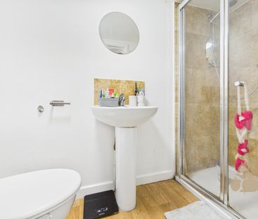 East Hill, Colchester - Photo 5