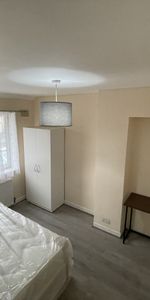 Abbots Road, Edgware, HA8 - Photo 4