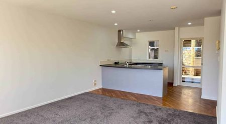 Modern 3-Storey Townhouse - Freshly Updated! - Photo 4