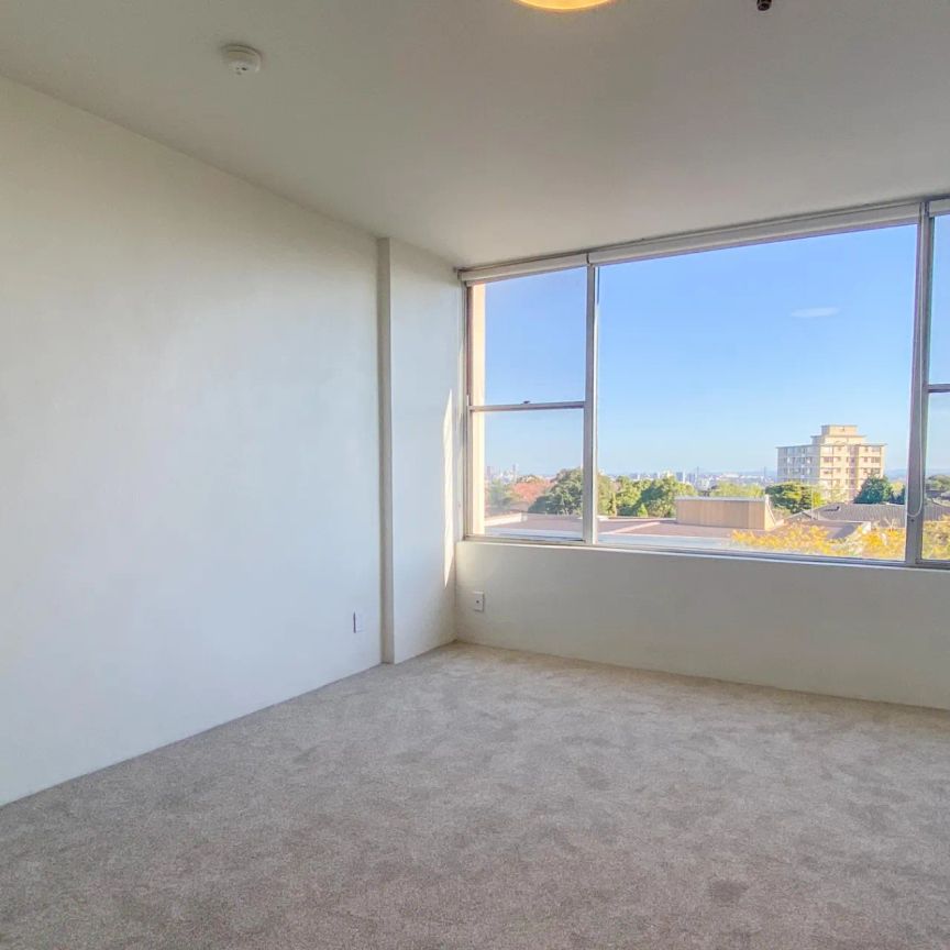 Modern apartment with amazing accessibility - Photo 1