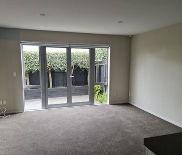 MODERN WARM TWO BEDROOM TOWNHOUSE – HEATPUMP – DOUBLE GARAGE - Photo 2