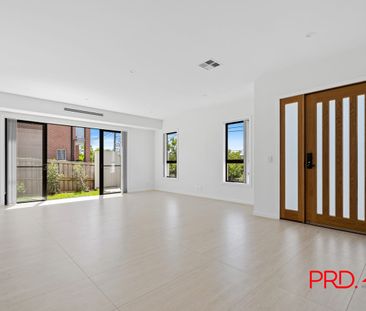 Stunning brand new villa of impressive scale and design - Photo 1