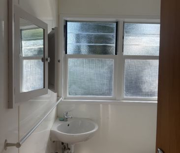 Cozy two bedroom rear unit - Photo 5