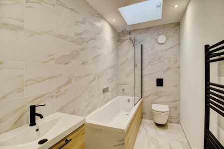 1 bedroom in a flat share to rent - Photo 3