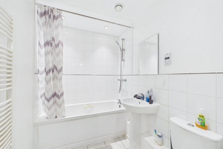 1 bedroom in Flat 42, Slough - Photo 5
