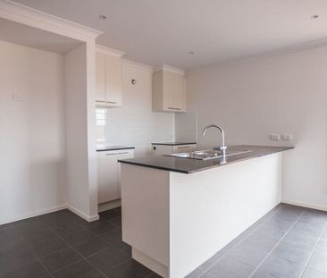 LARGE MODERN FAMILY HOME - Photo 3