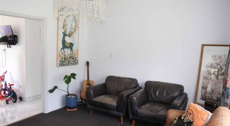 Charming Family Home Under the Hakarimata Ranges - Photo 2