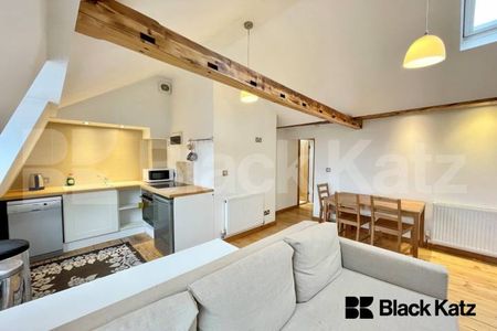 top floor conversion boasts stylish decor throughout and an abundance of light - Photo 2