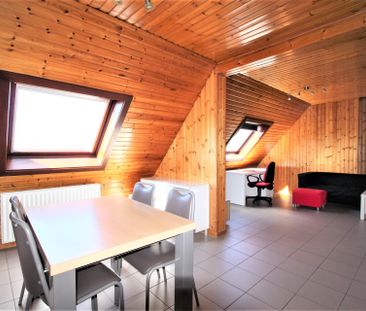 Leuk dakappartement met 1 slaapkamer en autostaanplaats - Photo 2