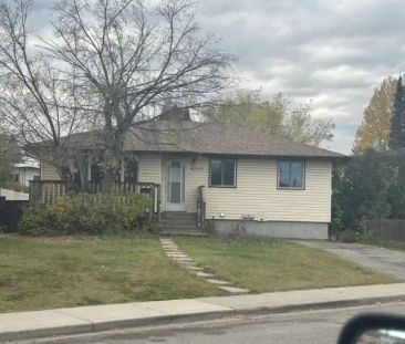 Upper Floor 2 Bedrm. Bungalow in Bowness | Calgary - Photo 1