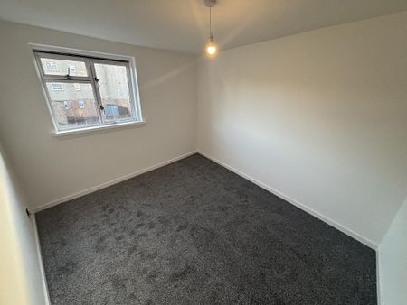 3 bedroom flat to rent - Photo 3