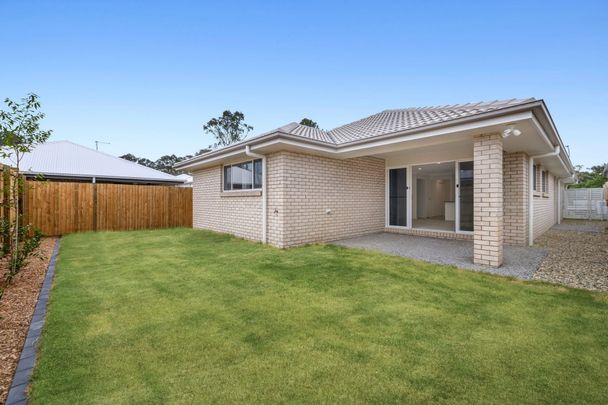 Modern Family Living in Prime Burpengary East Location - Spacious 4-Bedroom Home with Double Garage. - Photo 1