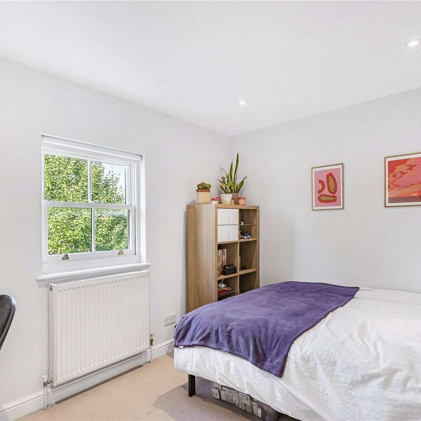 Charming four-bedroom terraced home in the heart of East London - Photo 1