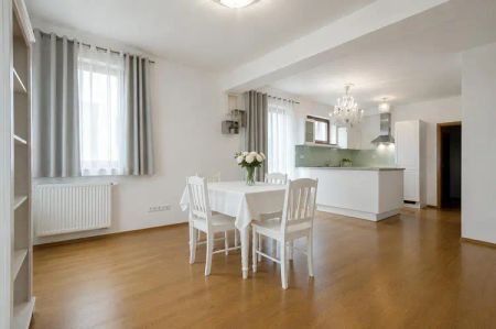 Pronájem výjimečného bytu 4+KK se dvěma terasami a garážovým stáním - Photo 2