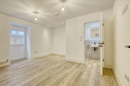 2 Bedroom Flat/Apartment - Photo 2