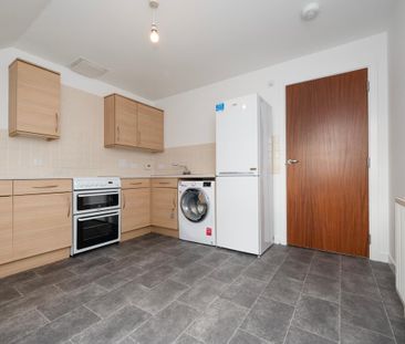 2 bed, top floor flat. - Photo 4