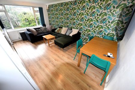 2 bedroom Flat in The Poplars (2 Bed), Leeds - Photo 3