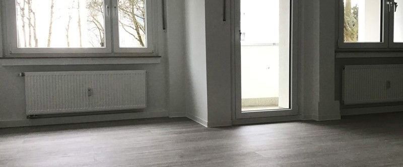 Schöner Wohnen: frisch modernisierte 2-Zimmer-Wohnung mit Balkon im Erdgeschoss! - Photo 1