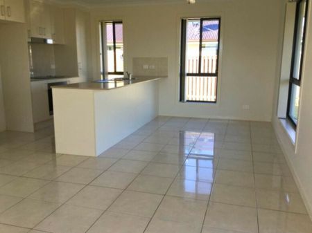 3 Bedroom home - Available in Blacks Beach! - Photo 2