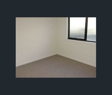 Immaculate two-bedroom townhouse - Photo 1