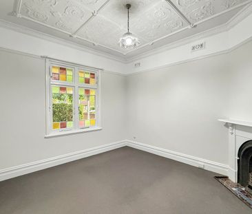 Discover Your New Family Home in the Heart of Croydon! - Photo 1