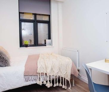 Ntu // Lister Gate // Bed & Bathroom // All Bills Inc, NG1 - Photo 2