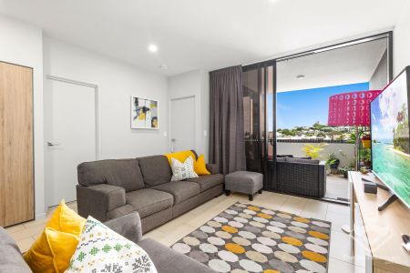 Stylish One-Bedroom Apartment with Spacious Balcony in the Heart of Newstead - Photo 3
