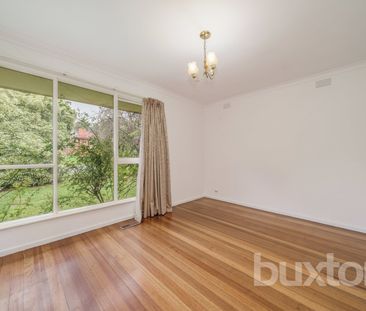 FAMILY HOME LOCATED IN MOUNT WAVERLEY SCHOOL ZONE !! - Photo 4