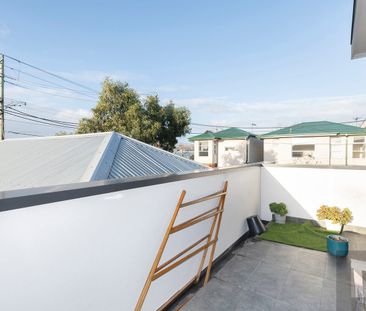 Modern two-bedroom residence offers a well-designed and functional ... - Photo 3