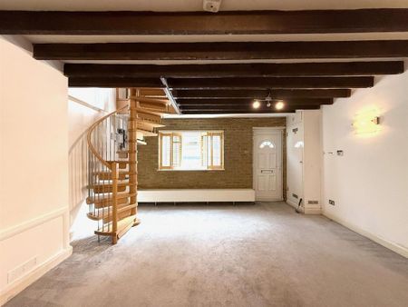 2 bedroom mews to rent - Photo 2