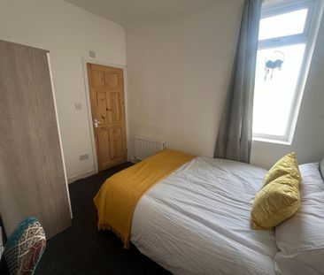 1 bedroom in a house share to rent - Photo 2