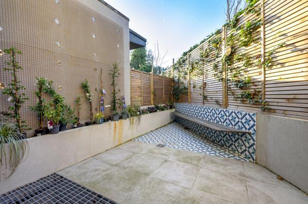 4 bedroom end of terrace house to rent - Photo 1