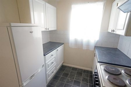 1 Bedroom Flat - Purpose Built To Let - Photo 3