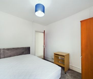 4 bedroom semi-detached house to rent - Photo 5