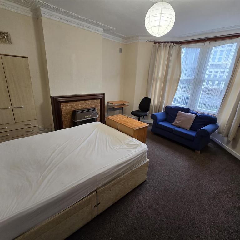 7 bedroom end of terrace house to rent - Photo 1