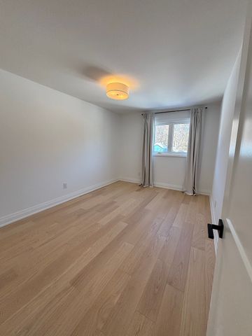 For Lease - 851 Sweetwater Crescent, Mississauga, Ontario - Photo 4