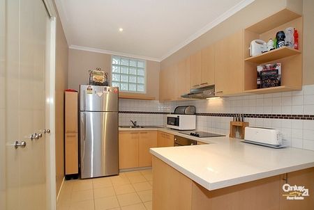Furnished Two Bed Apartment - across Monash University! - Photo 3