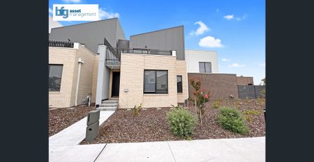 Modern & Spacious Three-Bedroom Townhouse in Prime Location! - Photo 4