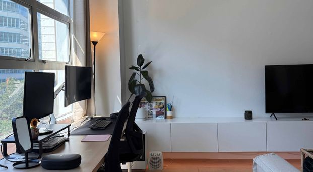 Sunny apartment on Anzac Ave! - Photo 1