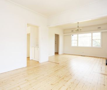 Beautiful 3-Bedroom Home in Macleod - Photo 2