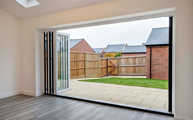 Brand new luxury townhouse with garage, ideally located in 'Alderley Gardens'. Available immediately. - Photo 1