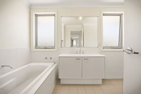 Modern 3-Bedroom Townhouse - Photo 5