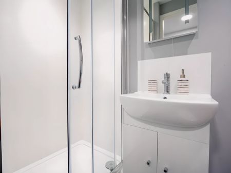 5 Bed - Photo 4