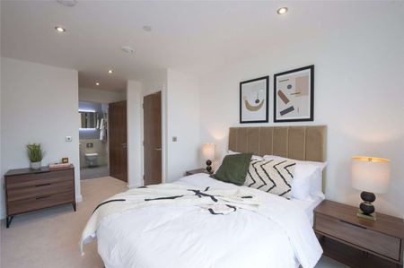 ** 1 MONTH RENT FREE FOR NOVEMBER MOVE INS ** Rent in the iconic Thames Quarter building in Reading's town centre, with superb residents amenities. - Photo 2