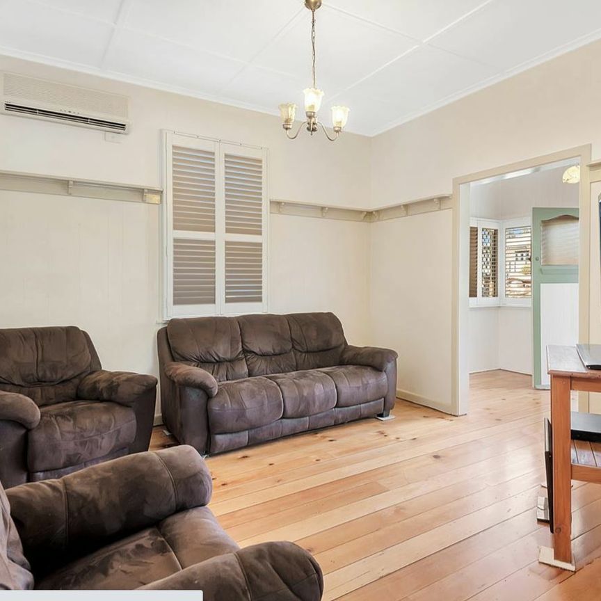 19 Weetwood Street, Newtown - Photo 1