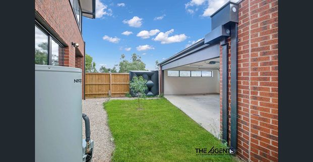 **For Lease: Modern Townhouse in Prime Truganina Location!** - Photo 1