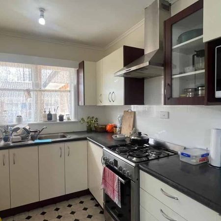 Spacious Three Bedroom Property in New Lynn - Photo 3